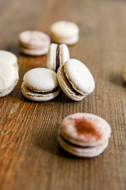 Birkaç parça lezzetli Fransız kurabiyesi - makron. Çikolata aromalı.