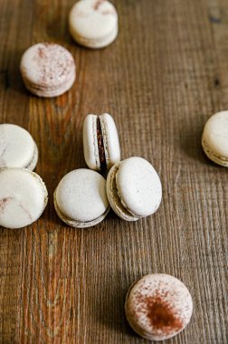 Birkaç parça lezzetli Fransız kurabiyesi - makron. Çikolata aromalı.