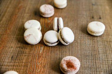 Birkaç parça lezzetli Fransız kurabiyesi - makron. Çikolata aromalı.