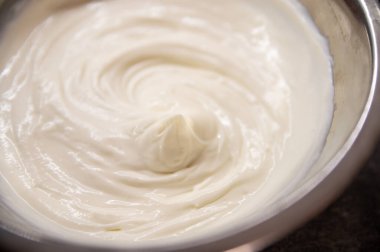 Krem şanti beyaz kâse, üst manzara