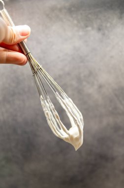 Krem şanti beyaz kâse, üst manzara