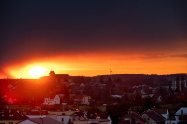 Şehrin üzerinde güzel bir gün doğumu alacakaranlığı. Horizont, bulutlu gökyüzü.