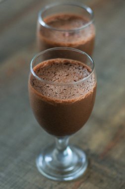 Tahta masada çikolata köpüklü tatlı..