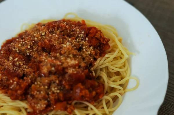 Świeże Smaczne Spaghetti Bolognaise Serwowane Talerzu Drewnianym Stole — Zdjęcie stockowe