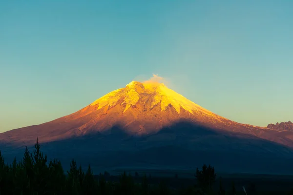 Cotopaxi Vulkán Ecuadorban Amikor Lemegy Nap Színek Tükröződnek Hóban — Stock Fotó