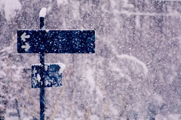 Blaues Schild Mit Pfeilen Inmitten Des Schneefalls Von Bariloche Argentina — Stockfoto
