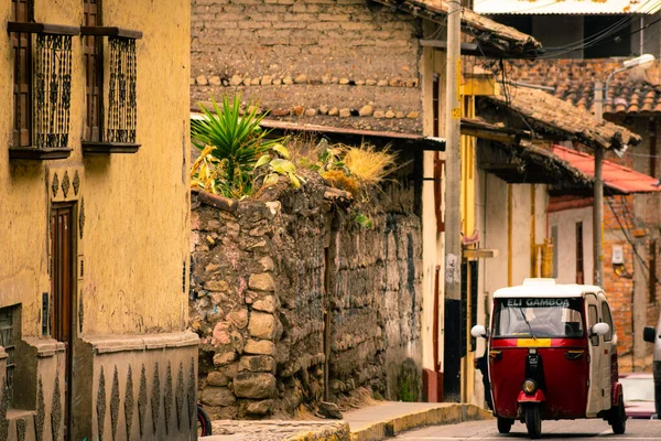 Cajamarca, Peru 'nun eski sokaklarından birinde toplu taşıma.