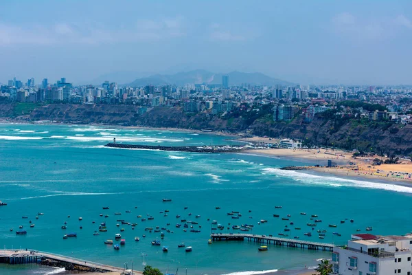 Lima, Peru 'daki plajın havadan görüntüsü. Mavi denizde bazı rıhtım ve tekneler