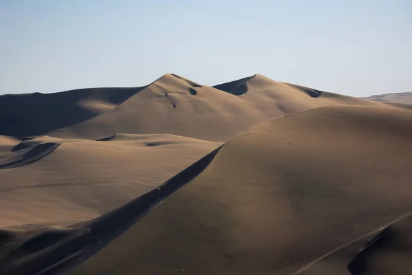 Huacachina Peru vahasında, çöl kumullarında gün batımı. İki