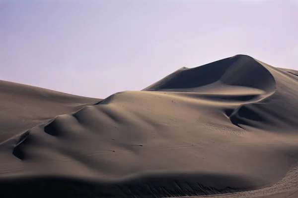 Huacachina Peru vahasında, çöl kumullarında gün batımı. Bir