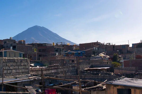Arequipa 'nın yüksek bir semtinden Arequipa Peru' daki Misti Volkanı 'na