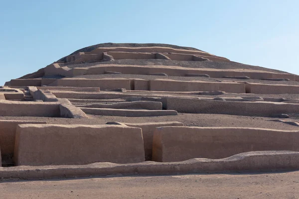 Antik şehir Cahuachi 'nin ön cephesi, Peru' daki Nazca kültürünün törensel merkezi.