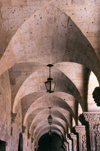 Arequipa Manastırı 'nın tavanında bir periyot lambası var.