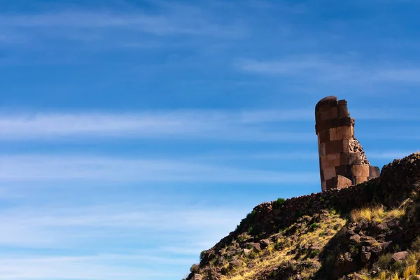 Peru 'nun güneyinde, Puno' da Sillustani adında eski bir yerli mezarı. İki