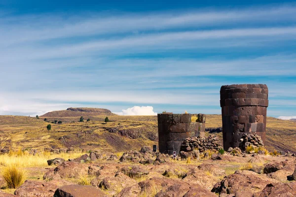 Peru 'nun güneyinde, Puno' da Sillustani adında eski bir yerli mezarı. Dört.