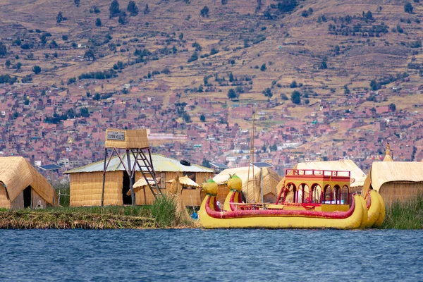 Tipik yerli teknesi Titicaca Gölü 'nde, yüzen şehir Uros, Güney Peru, Puno' da yer alır..