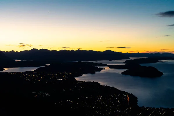 Bariloche 'nin Mavi Saati' nde Ay, Nahuel Huapi Gölü 'nün yanında.