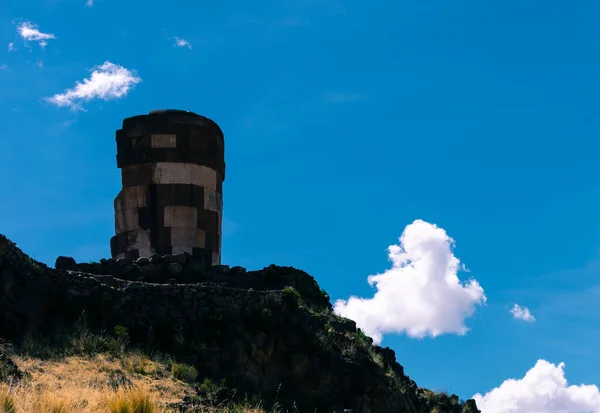 Peru 'nun güneyinde, Puno' da Sillustani adında eski bir yerli mezarı. Bir