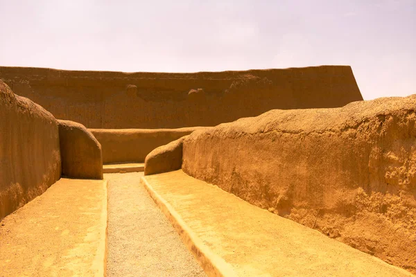 Peru, Trujillo 'daki Chan Chan şehrine giden yol.