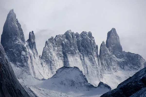 Şili Patagonya 'daki Torres del Paine Doğal Parkı' ndan Torres del Paine manzarası