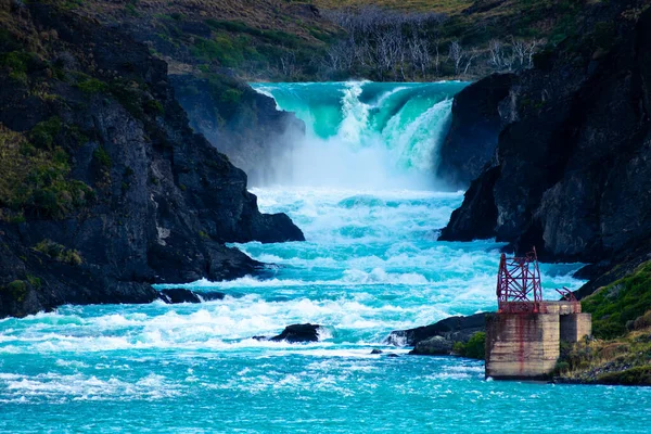 Şili Patagoni FP 'de Torres del Paine Gölü üzerinde turkuaz şelale