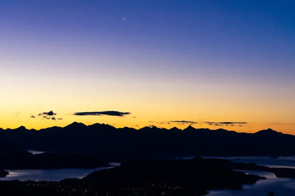 Nahuel Huapi Gölü, Arjantin 'de mavi gökyüzünde eski ay.
