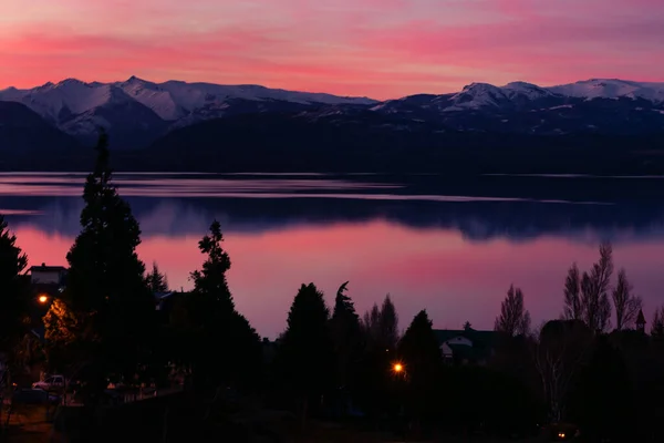 Ağaçlar, Dağlar ve Nahuel Gölü Huapi Gölü Sonbaharda Bariloche 'da günbatımında
