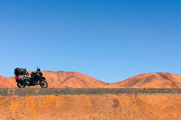 Şili 'nin Atakama Çölü' ndeki Pan Amerikan rotasında motosiklet