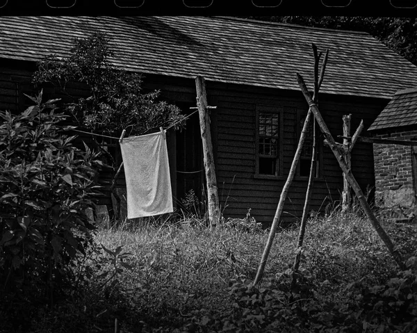 Clean Bright White Towel Hangs Yard Small 19Th Century Home — Stock Photo, Image