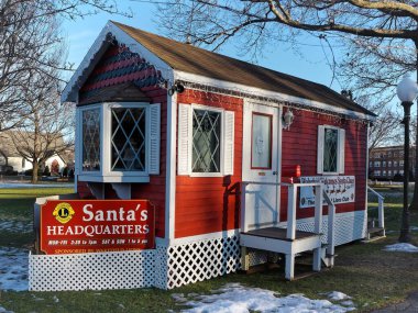 Wakefield, Massachusetts / ABD - 12 Aralık 2019: Noel Baba 'nın mobil karargahı güneşli bir Noel arifesinde ortak bir yeşil yolda bulunuyor. Bina parlak kırmızı ve merdivenlerin başındaki Noel Baba 'ya mektup yazıyor. Lions Club Enternasyonal