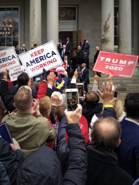Başkan Yardımcısı Pence, Trump Pence 'in oy pusulasını doldurmak için New Hampshire Eyalet Meclisi' ne girerken destekçilerine el sallıyor..