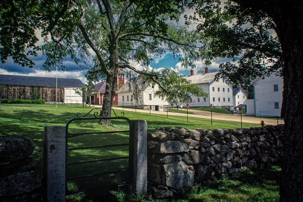 Een Kleurrijk Uitzicht Canterbury Shaker Village Een Bewolkte Zomerdag Uitzicht — Stockfoto