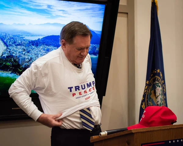Presidente Del Comité Ejecutivo Republicano Stephen Stepanek Pone Una Camiseta — Foto de Stock