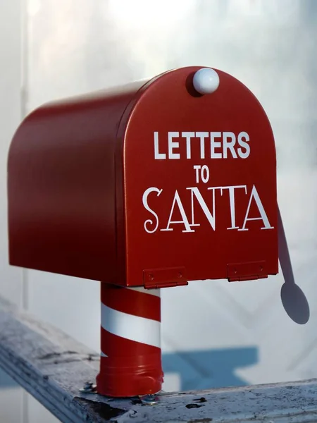 Uma Caixa Correio Vermelha Brilhante Rotulado Cartas Para Papai Noel — Fotografia de Stock