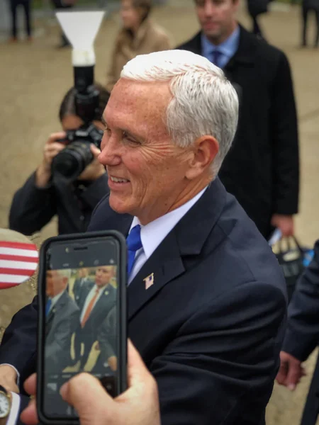 Vicepresidente Pence Sonríe Mientras Partidario Toma Foto Con Teléfono Inteligente — Foto de Stock