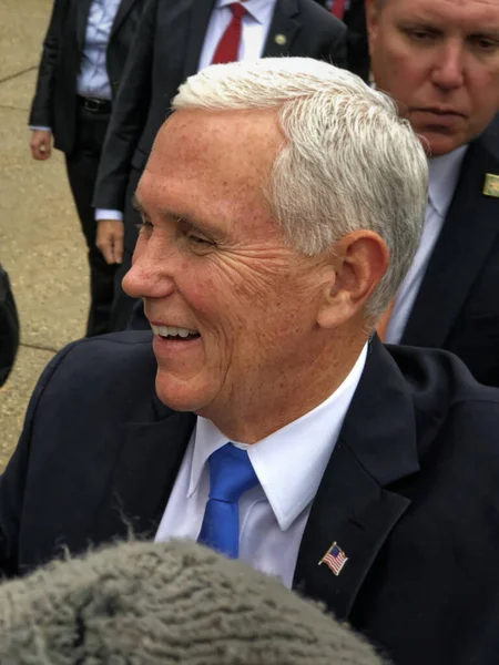 Vicepresidente Pence Ríe Entrar Cámara Representantes Del Estado New Hampshire — Foto de Stock