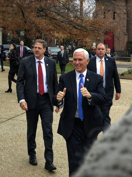 Vicepresidente Pence Muestra Ambos Pulgares Hacia Arriba Mientras Ingresa Los — Foto de Stock