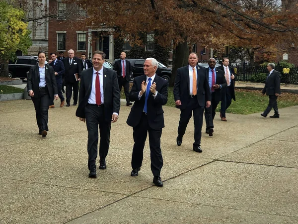 Vicepresidente Pence Aplaudiendo Mientras Ingresa Los Terrenos Casa Estatal New — Foto de Stock