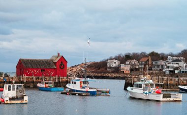 Klasik Motif # 1, bir kış günü Rockport Limanı 'nda Noel için dekore edilmiştir. Pencerenin altında asılı büyük bir Noel çelengi ile güzel bir dönüm noktası yapılır. Limanda birkaç renkli balıkçı teknesi var.. 