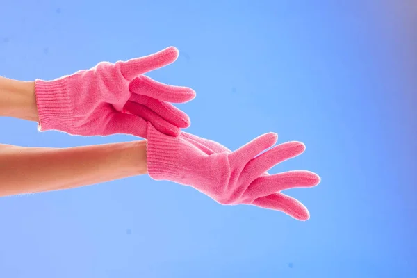 Mulher Mãos Luvas Rosa Fundo Azul — Fotografia de Stock