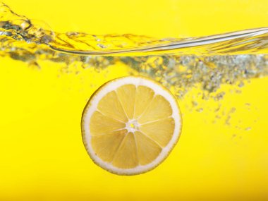 Suda limon. Sarı arkaplan