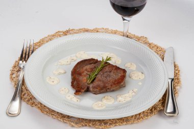 Beyaz arkaplan üzerine izole edilmiş beyaz kıtlıkla süslenmiş pirzola