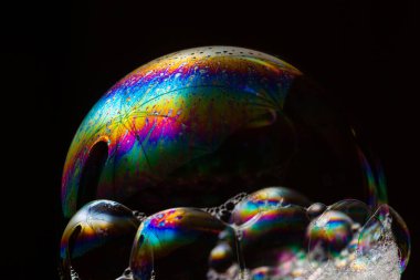 Siyah arka planda sabun köpükleri. Yakın çekim..