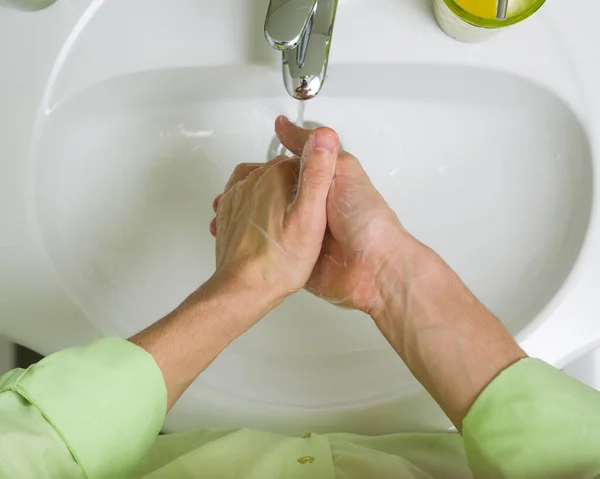 Herenhanden zijn bij de gootsteen. Handen wassen. Schoonmaakhanden. — Stockfoto
