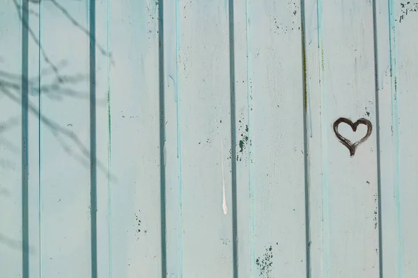 Kreslení srdce na dřevěném plotě. — Stock fotografie
