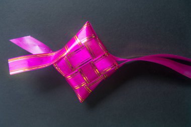 Ketupat. Koyu arkaplanı olan güzel renkli ketupat şeritleri.