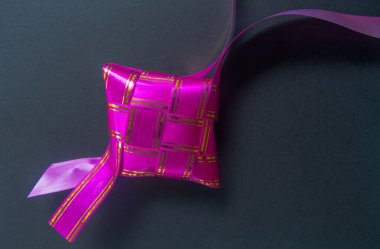 Ketupat. Koyu arkaplanı olan güzel renkli ketupat şeritleri.