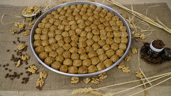 Makanan Penutup Tradisional Turki Baklava Dengan Jambu Mete Kenari — Stok Foto