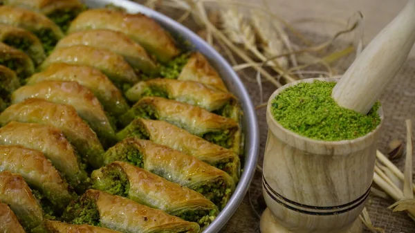 カシューナッツ クルミと伝統的なトルコのデザートバクラバ — ストック写真