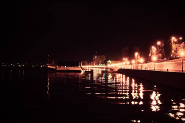 Bahar gecesi şehri Saratov. Gece lambası. Sokak dekoratif ışıkları.